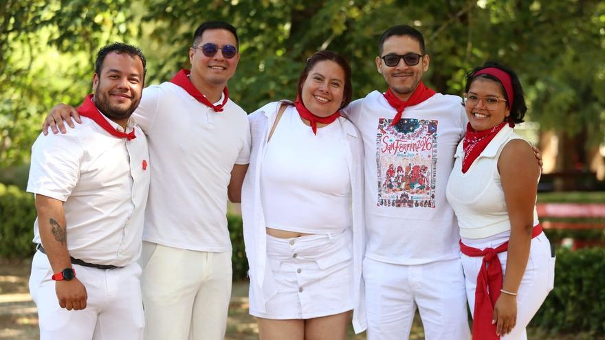 Nadie es de fuera cuando se colocan los pañuelicos de San Fermín