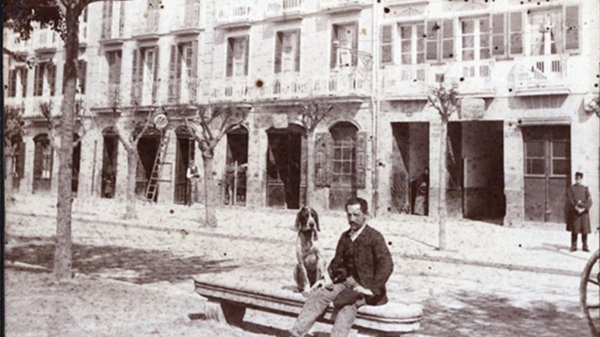 Sentados en un banco de piedra en 1880.