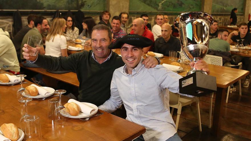 Fotos de la celebración de Peio Etxeberria tras lograr su primera txapela del Cuatro y Medio