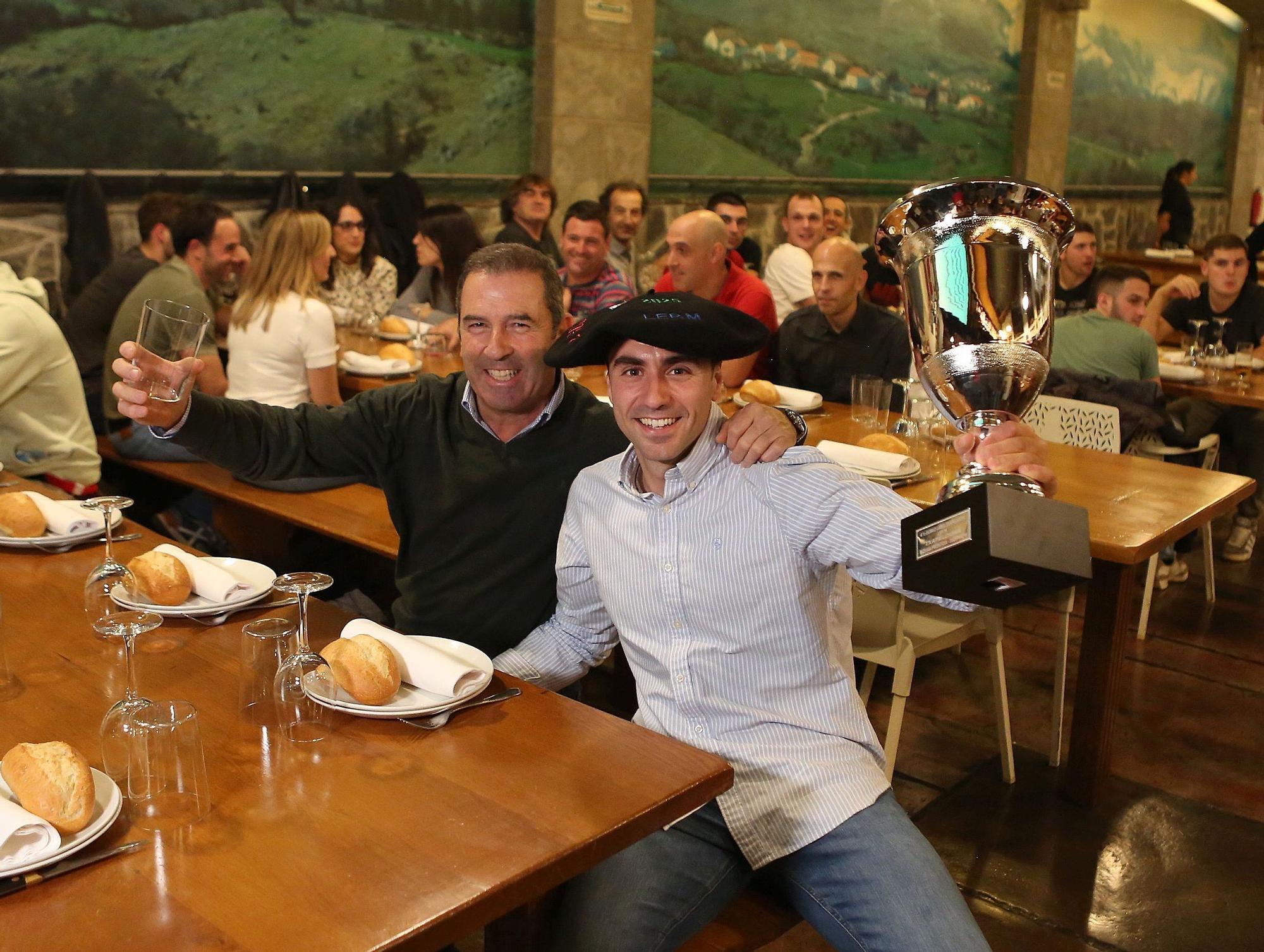 Fotos de la celebración de Peio Etxeberria tras lograr su primera txapela del Cuatro y Medio