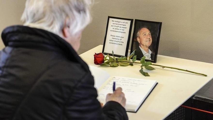 Miles de personas homenajean a la figura  de Johan Cruyff en el Camp Nou