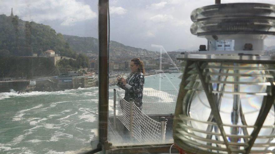 La artista Cristina Iglesias, en una de sus recientes visitas al faro de la isla.