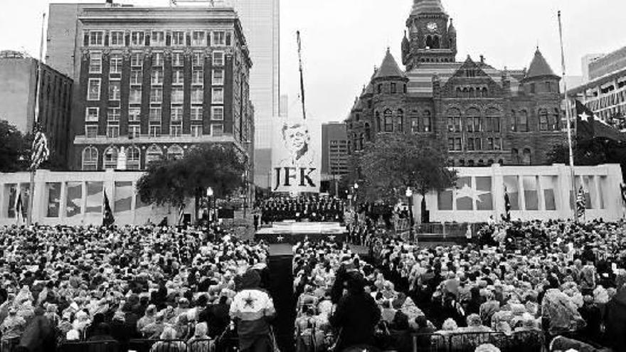 Miles de asistentes al homenaje que Dallas tributó a Kennedy en la plaza del asesinato