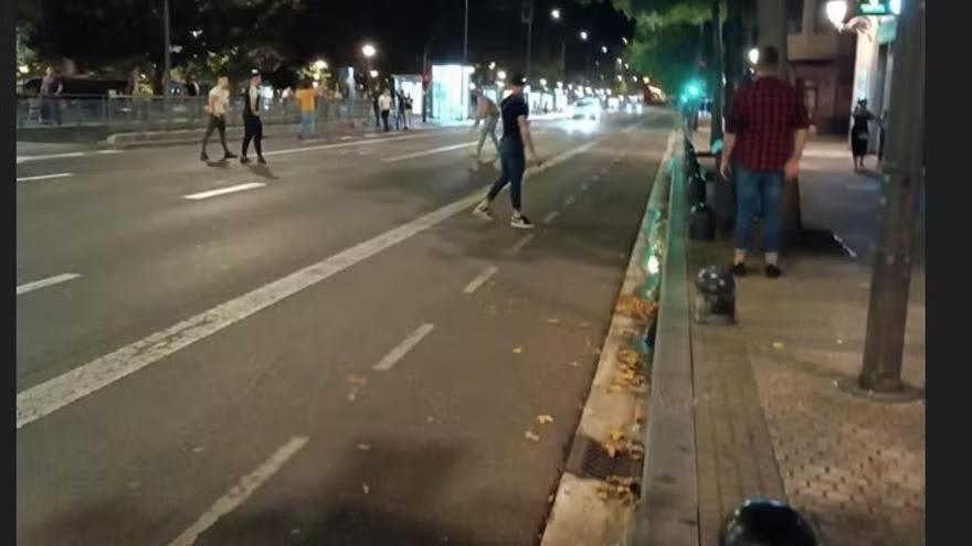 Jóvenes en mitad del Boulevard de Donostia en la pelea callejera el sábado a la noche.