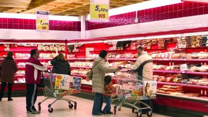 Personas haciendo la compra, en una imagen promocional de la marca.