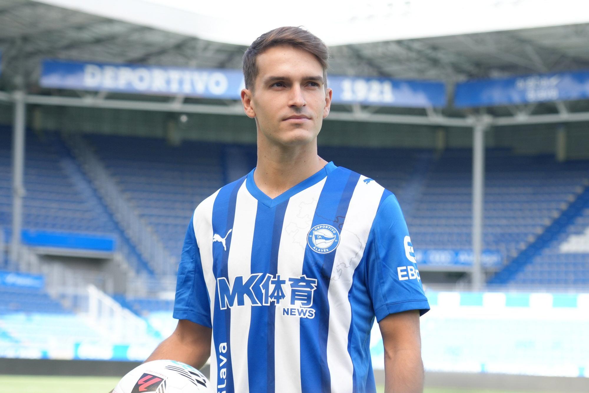 En imágenes: Presentación de Denis Suárez como jugador del Alavés