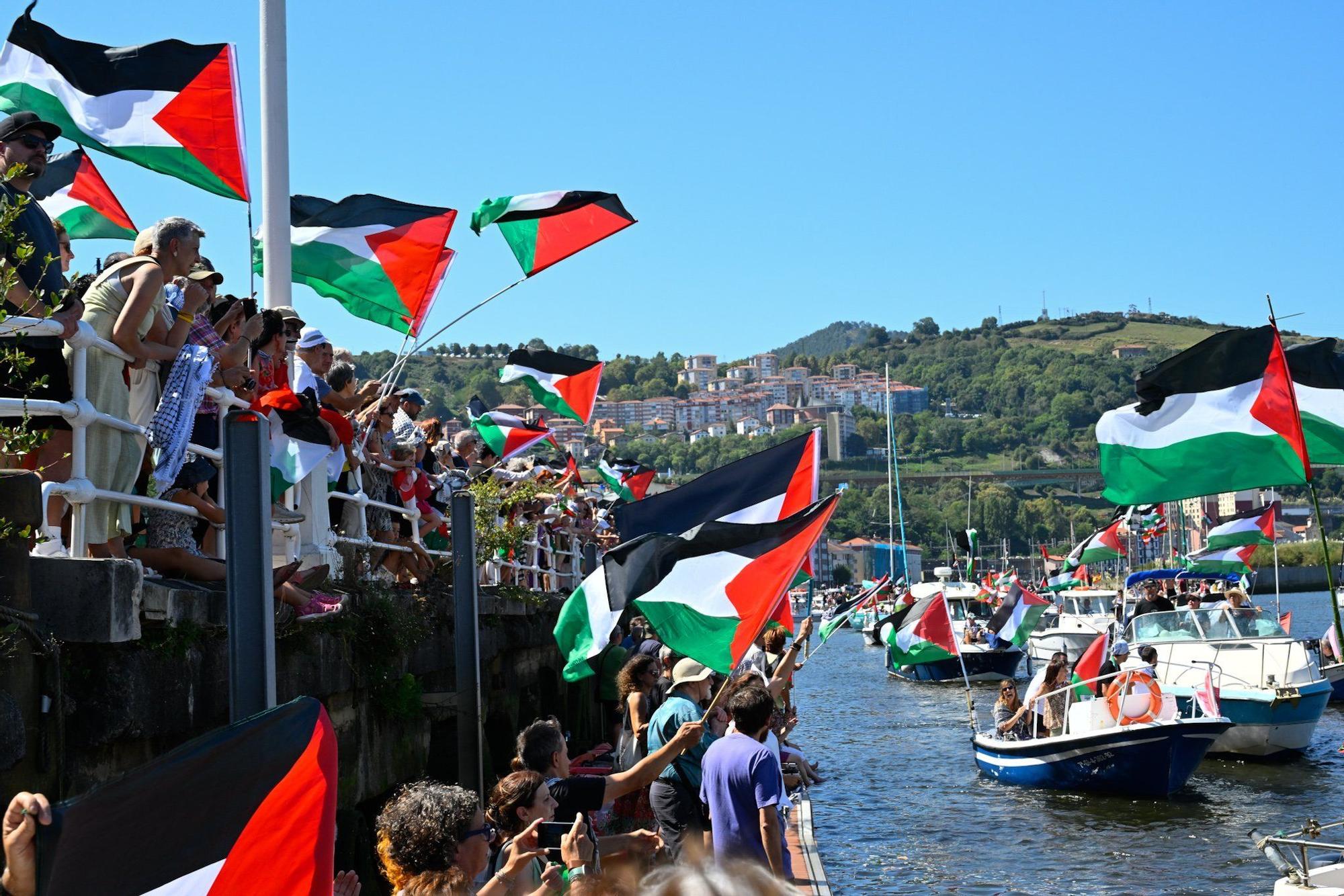 En imágenes: marcha marítima por la ría en solidaridad con Palestina desde Santurtzi