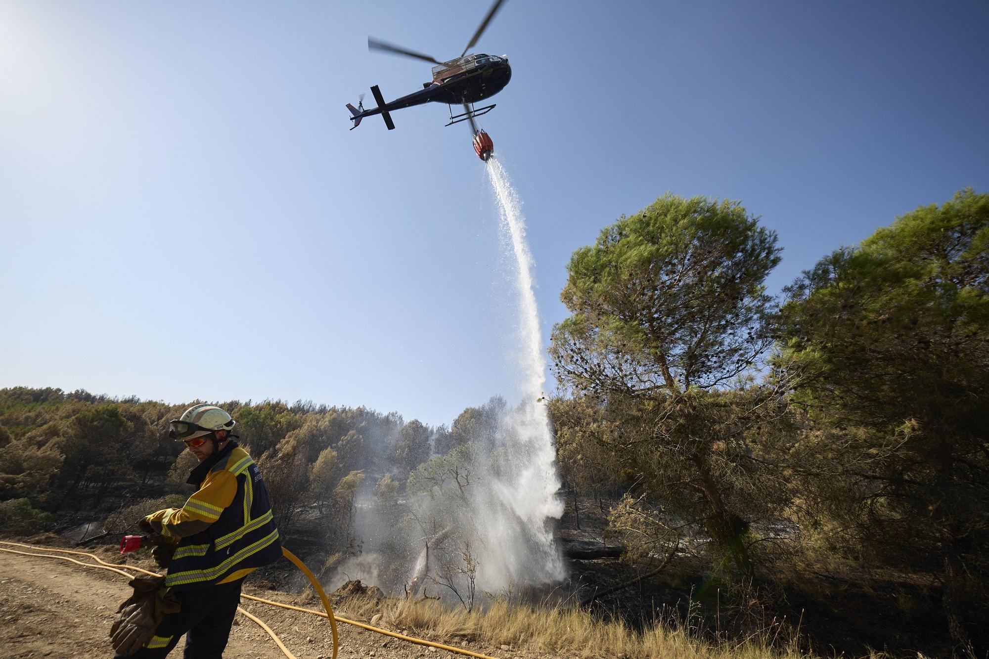 Fotos de la lucha contra el fuego en Carcastillo este lunes 11 de agosto