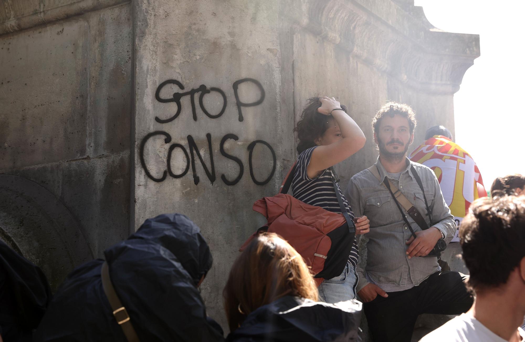 Casi 300 detenidos en una jornada de movilizaciones y bloqueos en Francia