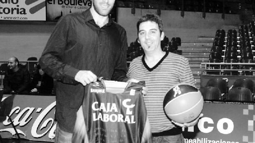 Patxi Jarit entregó a San Emeterio el balón que significó el título de liga