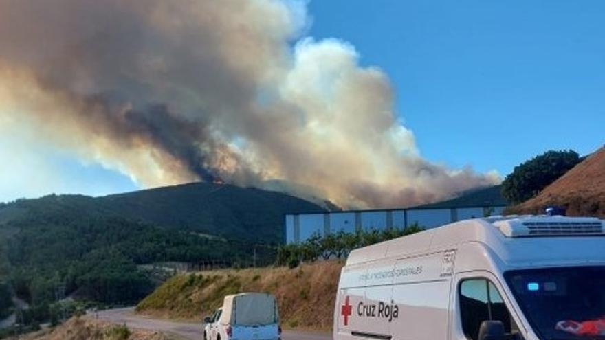 Vecinos de Las Hurdes (Cáceres) desalojados viven con incertidumbre la evolución del incendio
