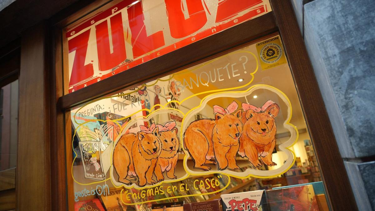 Enigma en el escaparate de la librería Zuloa.