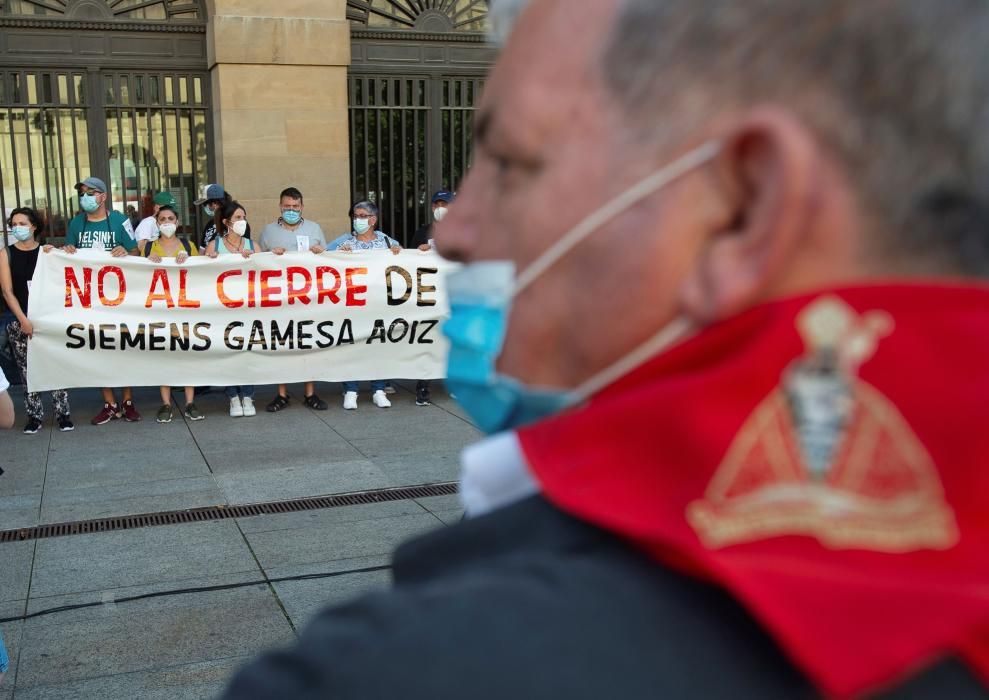 Cientos de personas participan este sábado en Pamplona en una manifestación contra el cierre de la planta que Siemens Gamesa tiene en la localidad de Aoiz y que supondrá la pérdida de empleo para sus