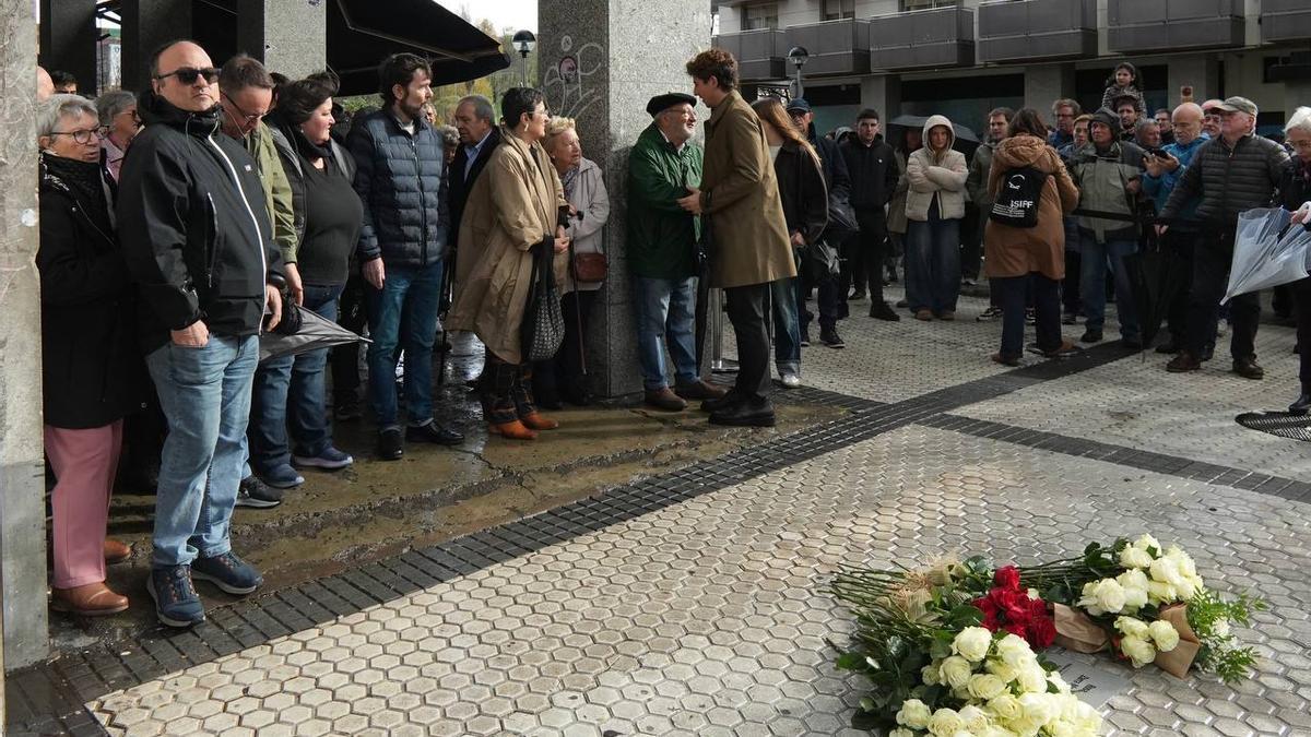 Una placa recuerda a Rosa Zarra en Donostia