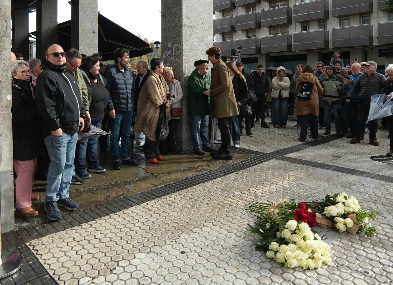 Una placa recuerda a Rosa Zarra en Donostia