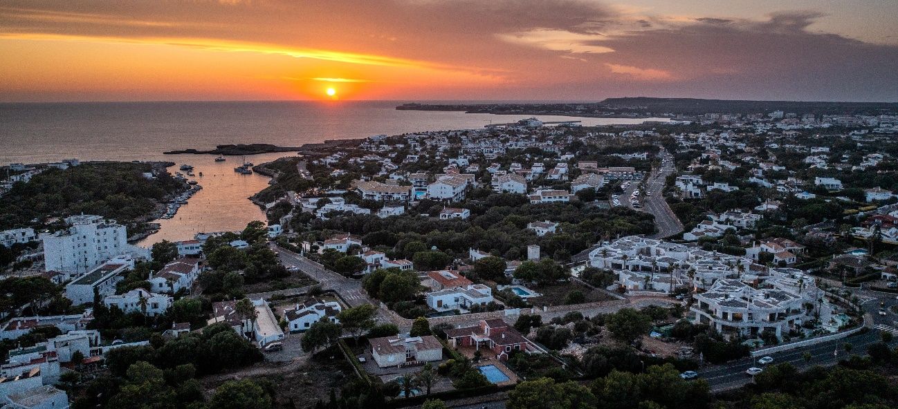 Lo rompedora piscina Mediterranean Sea, diseñada por una constructora donostiarra, para un hotel en Menorca
