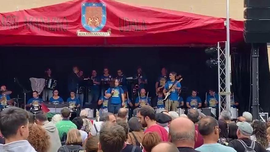 Motxila 21 culmina su concierto en el Oinez con una canción en contra de las agresiones sexistas