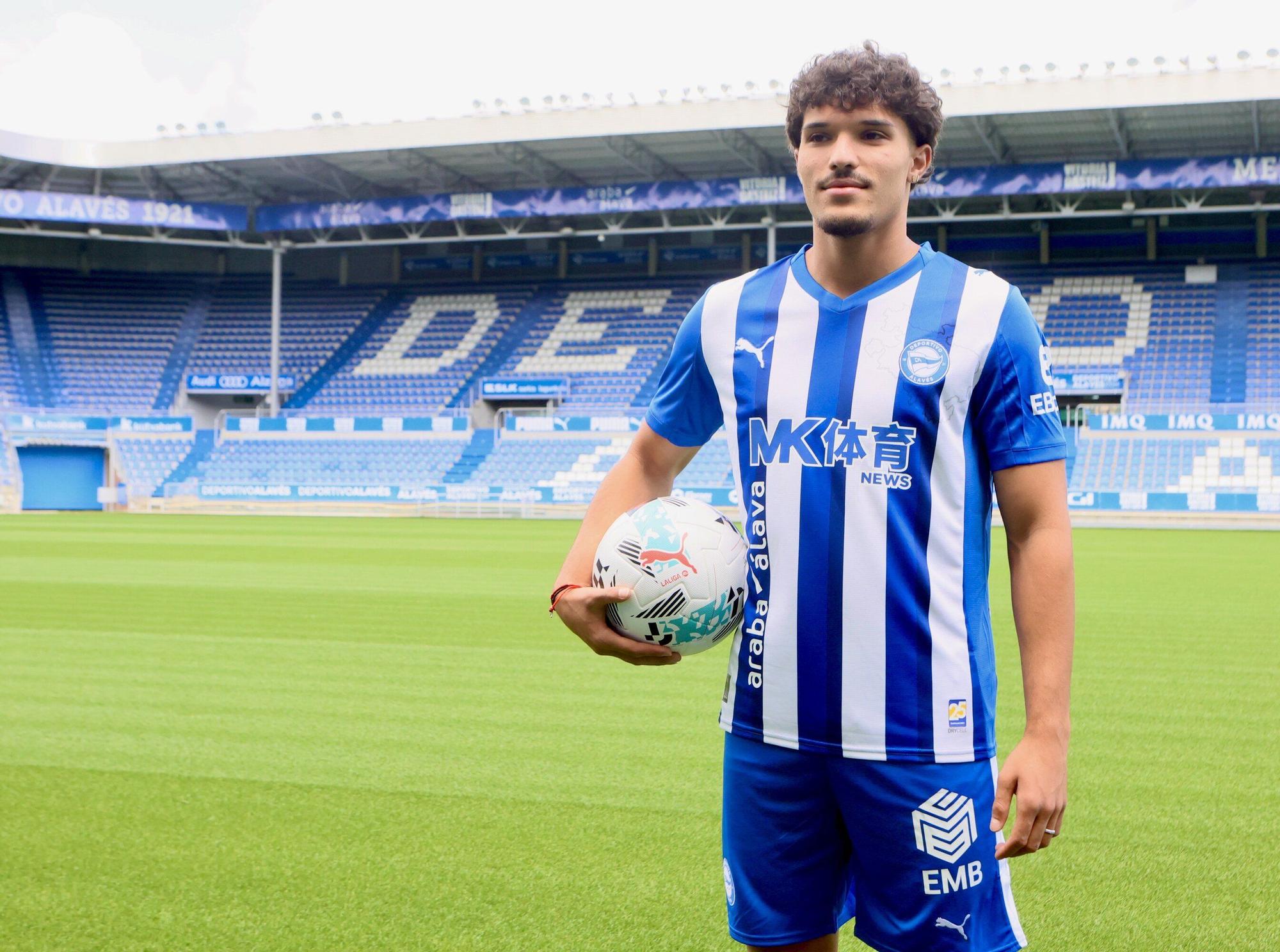 En imágenes: La presentación de Youssef Enríquez como jugador del Alavés