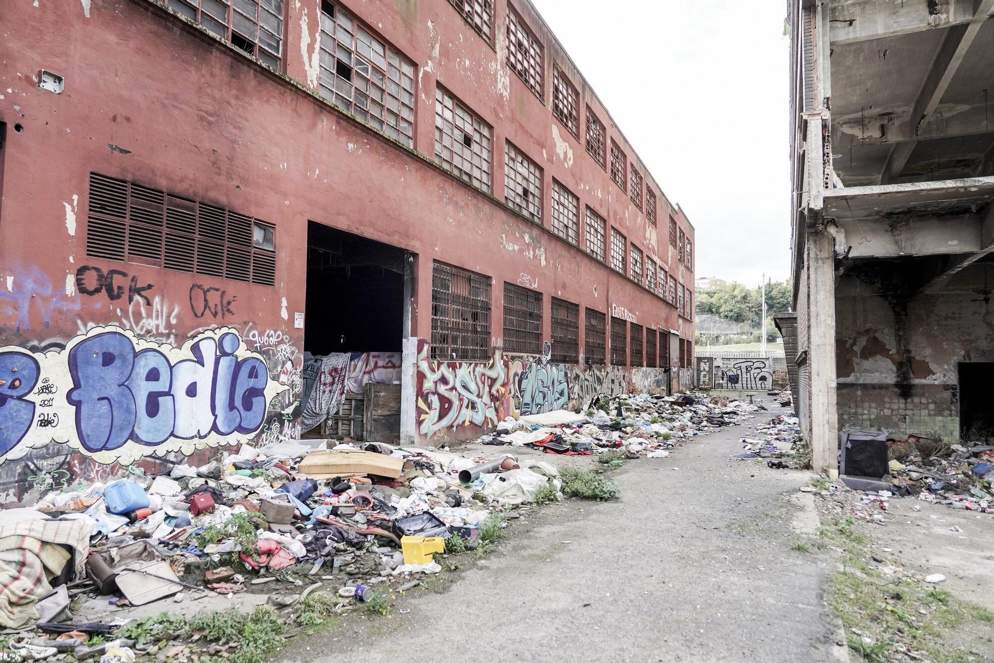 En imágenes: así viven 150 personas en dos pabellones en ruinas en Zorrotzaurra