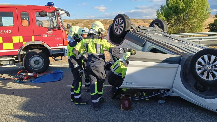 Dos conductoras heridas tras colisionar un coche con un vehículo averiado en la Autovía del Camino