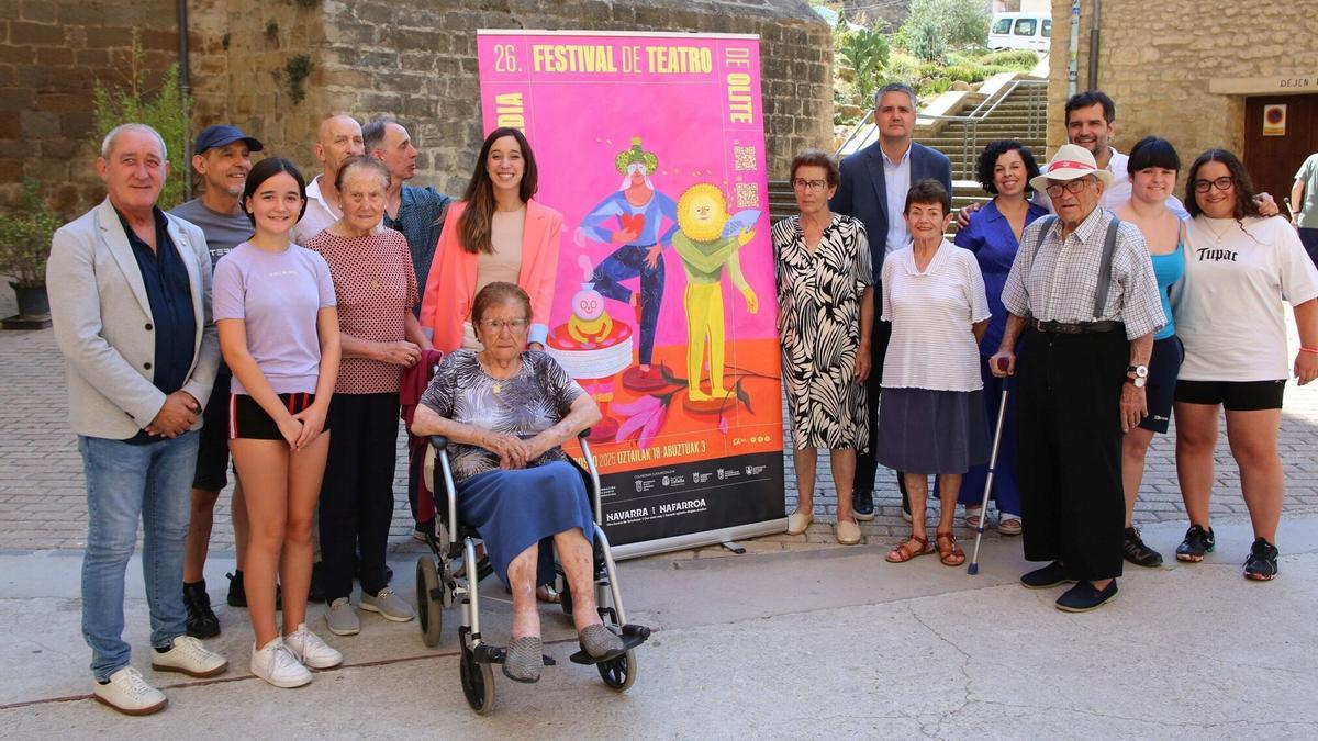Marco Canale (tecero por la derecha),  junto a representantes institucionales, las directoras del festival y participantes en &#039;La velocidad de la luz&#039;.