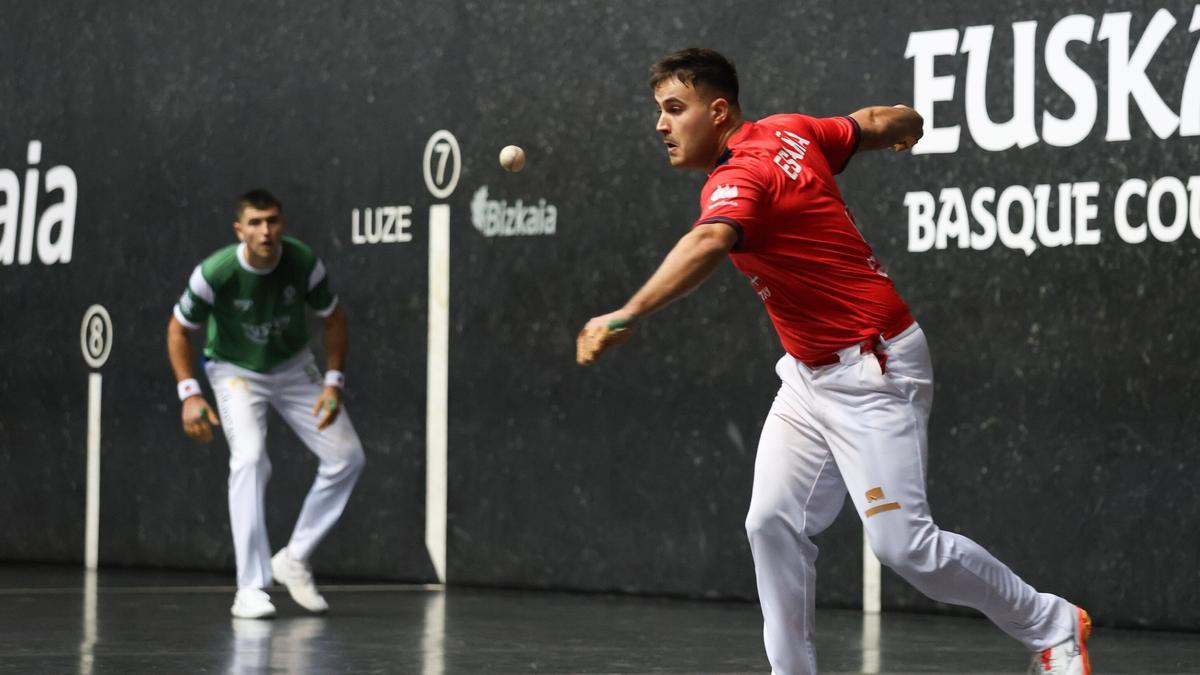 Óscar Lerena supera a Eñaut Lizeaga (Euskal Selekzioa) en el mano individual de la Liga de Naciones de 36 metros.