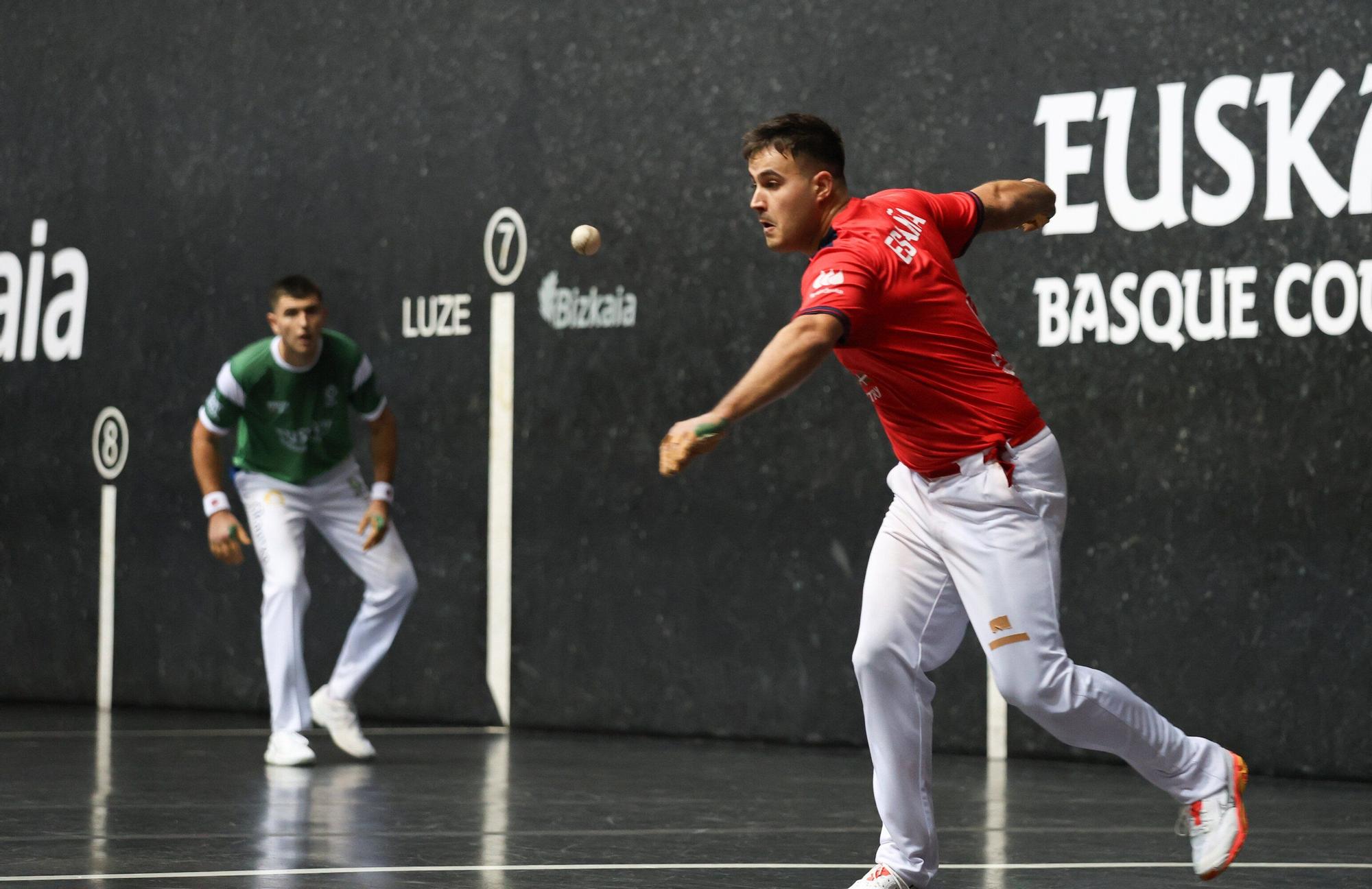 Óscar Lerena supera a Eñaut Lizeaga (Euskal Selekzioa) en el mano individual de la Liga de Naciones de 36 metros.