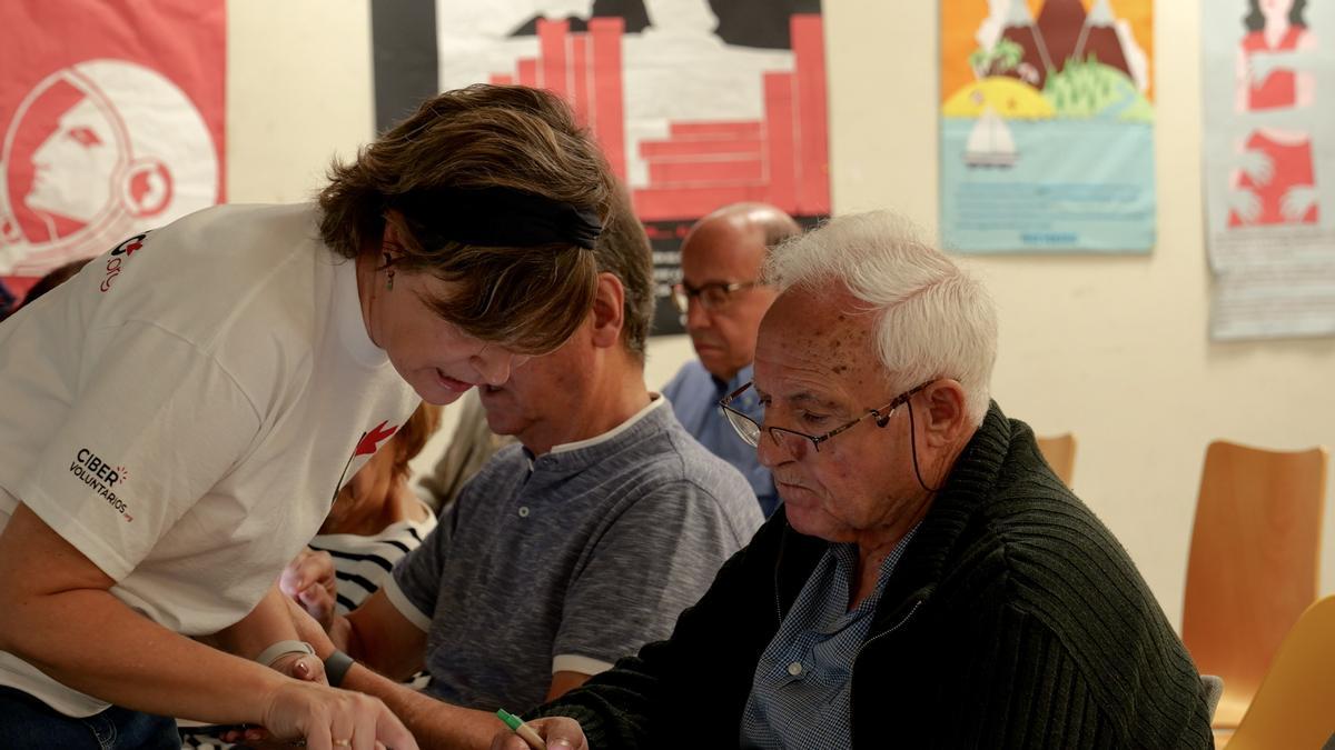 YoConecto, los cursos gratuitos que acercan la tecnología a las personas mayores.