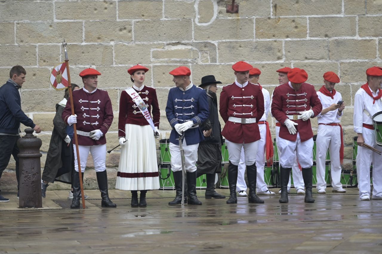 El Alarde desfila por las calles de Hondarribia