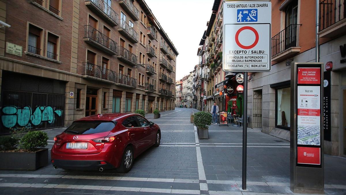 Un vehículo accede a la zona controlada del Casco Viejo.