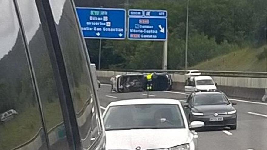 Dos heridos en un accidente de tráfico en la A-8, en Galdakao, que continúa generando retenciones