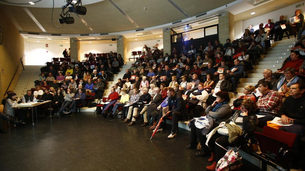 Reunion en la casa de cultura de Zizur Mayor, en una imagen de archivo.