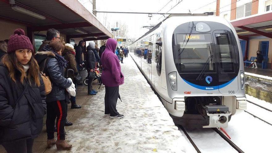 Jendea Topoari itxaroten.