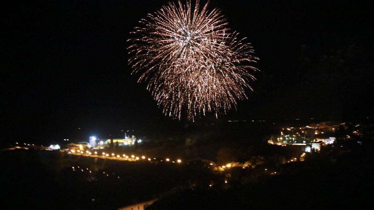 Vista de los fuegos artificiales de Tudela desde el corazón de Jesús.