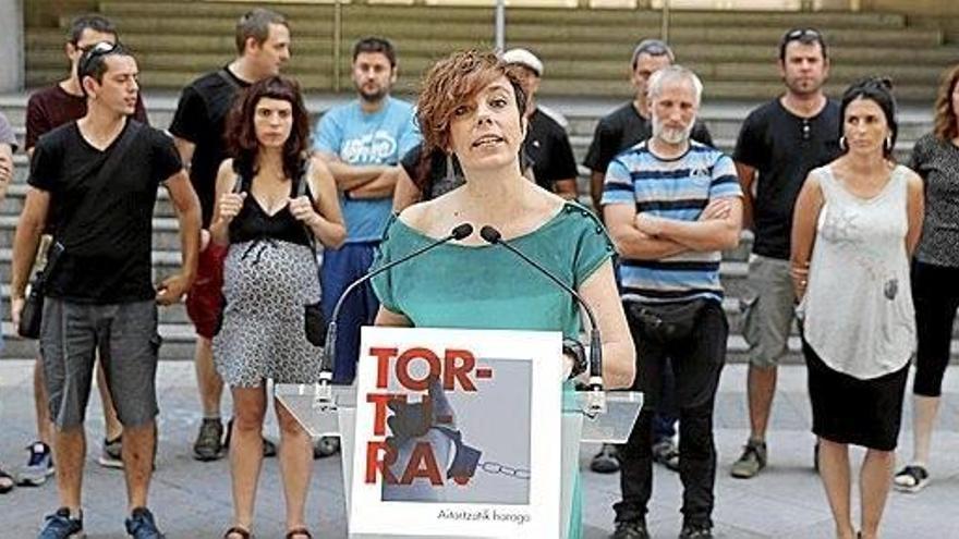 Amaia Izko, acompañada de personas que pasaron por detención incomunicada ordenada por el ahora ministro de Interior.