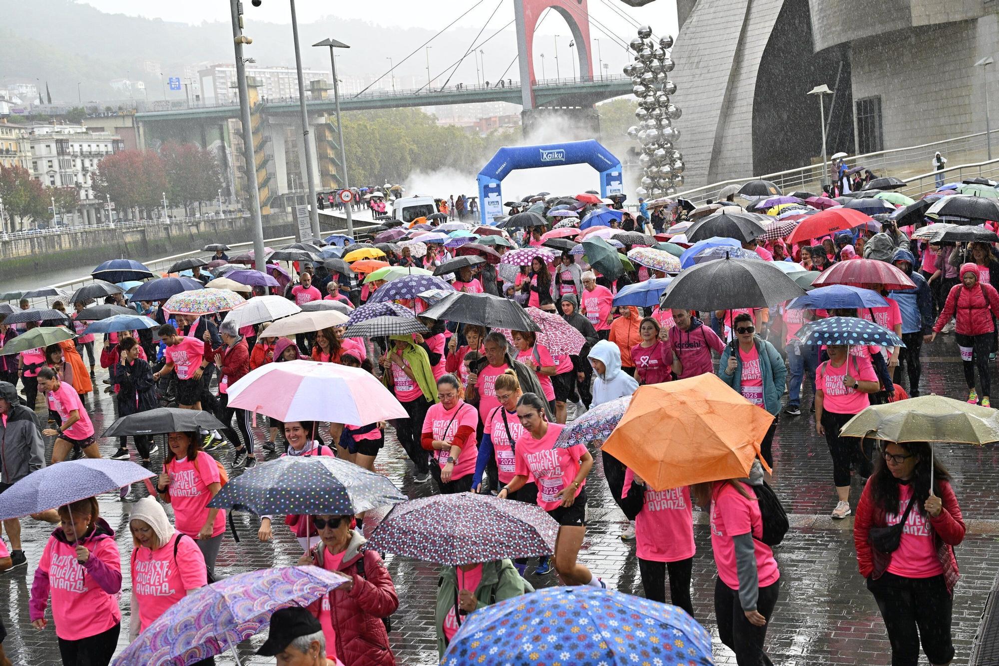 En imágenes: los paraguas tiñen la marea rosa de Bilbao
