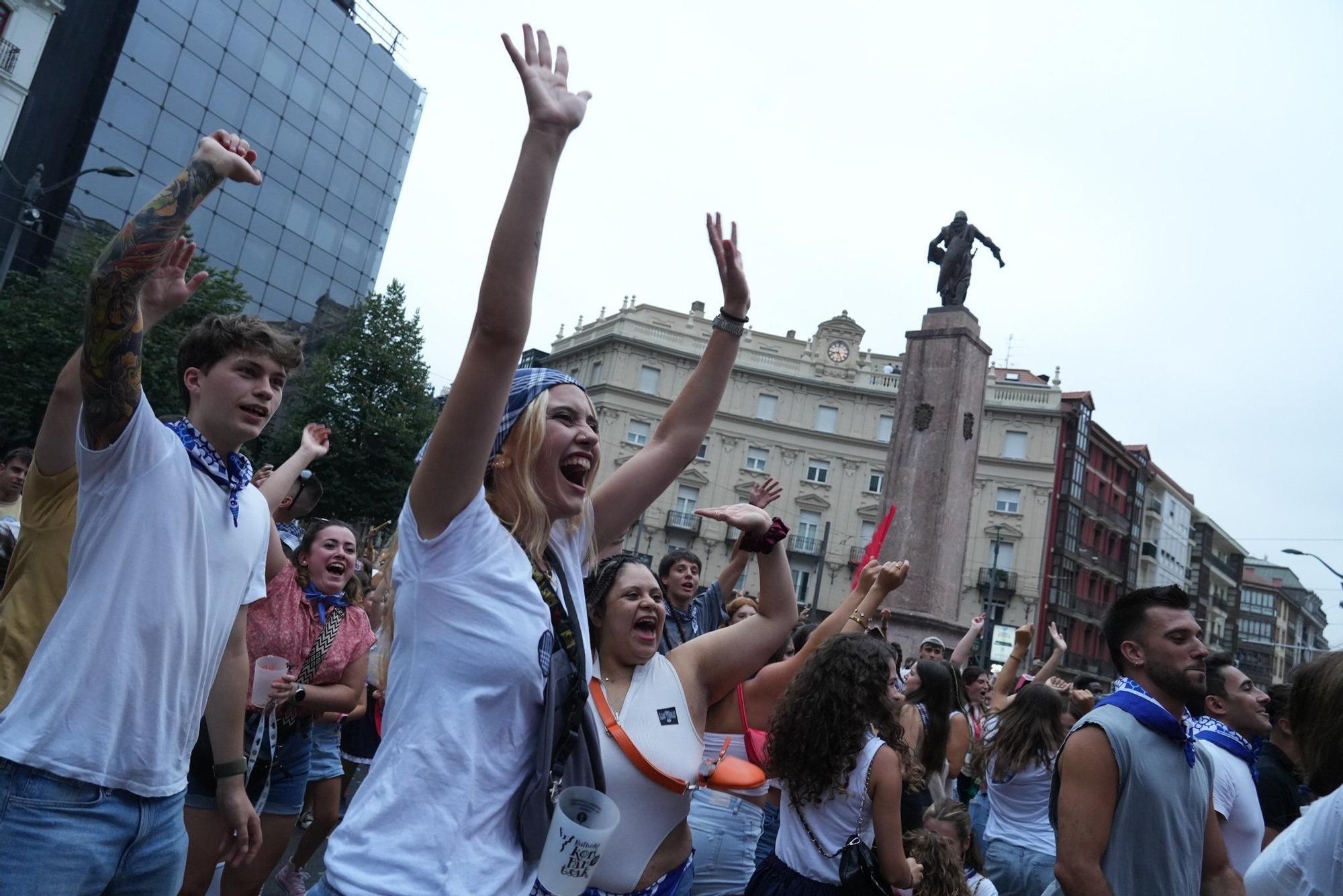 En imágenes: Una romería euskaldun con boas, falda y lentejuelas para abrir la fiesta con Akerbeltz