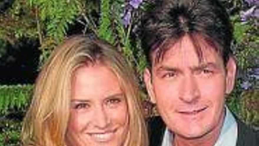 Sheen con su esposa.