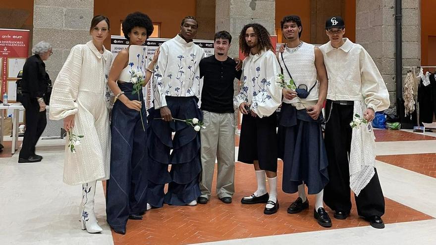 Alai Madruga, posando con los modelos que llevan sus diseños en la 39ª edición de los Premios Nacionales de la Moda para Jóvenes Diseñadores en Madrid