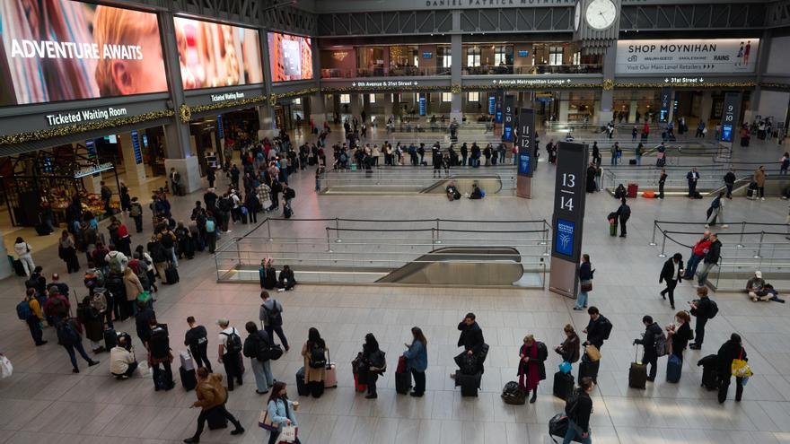 Un incendio en un tren de mantenimiento en Penn Station deja cinco heridos y colapsa el tráfico ferroviario de Nueva York