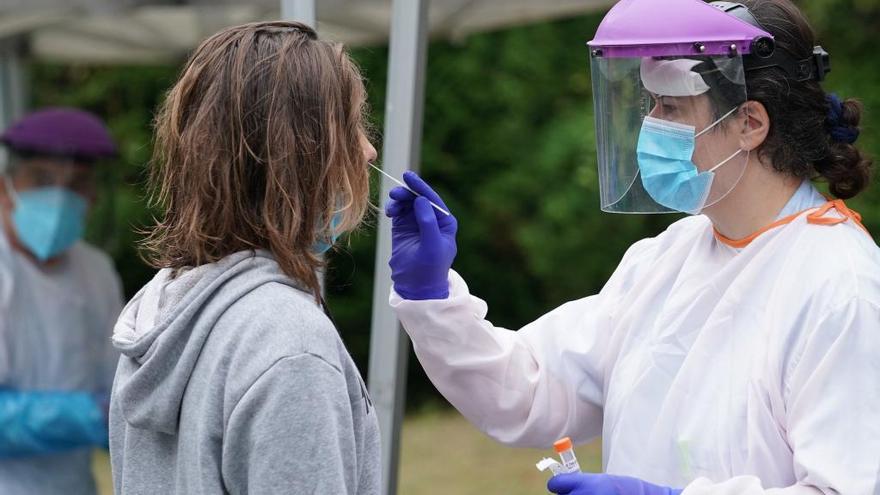 Pruebas de PCR en Zarautz a raíz de celebraciones de la selectividad por jóvenes.