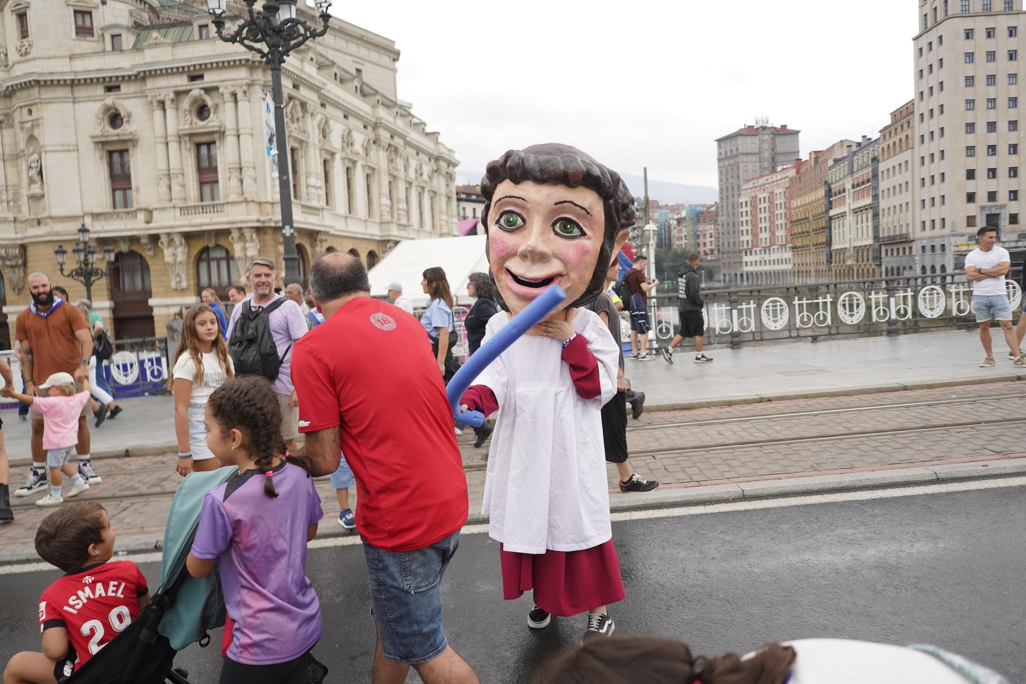 Desfile de gigantes y cabezudos en Aste Nagusia
