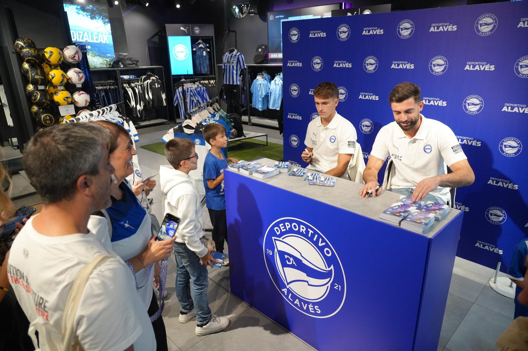 En imágenes: Firma de autógrafos para desbordar Vitoria-Gasteiz de ilusión albiazul