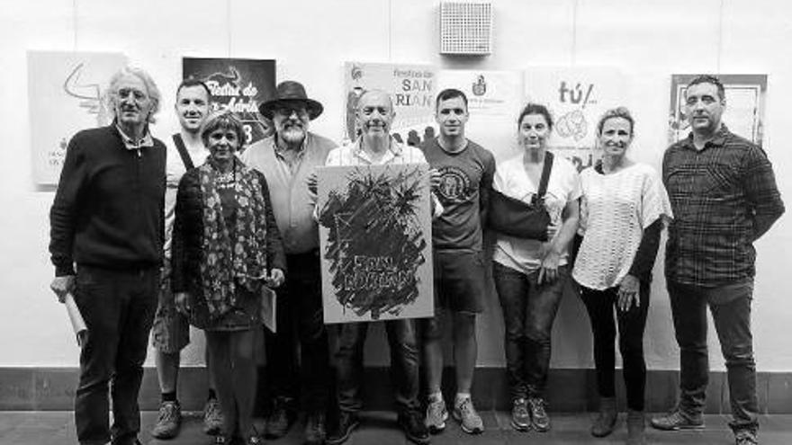 El alcalde Cigudosa, con el cartel ganador. A su izquierda, Enrique Arenzana.