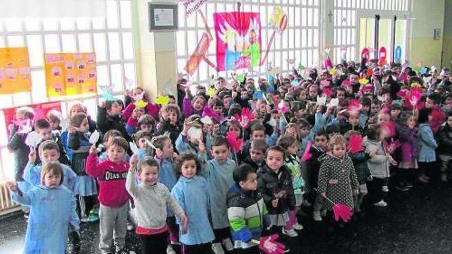 Los niños más pequeños de Mater Dei celebraron el día de la paz.