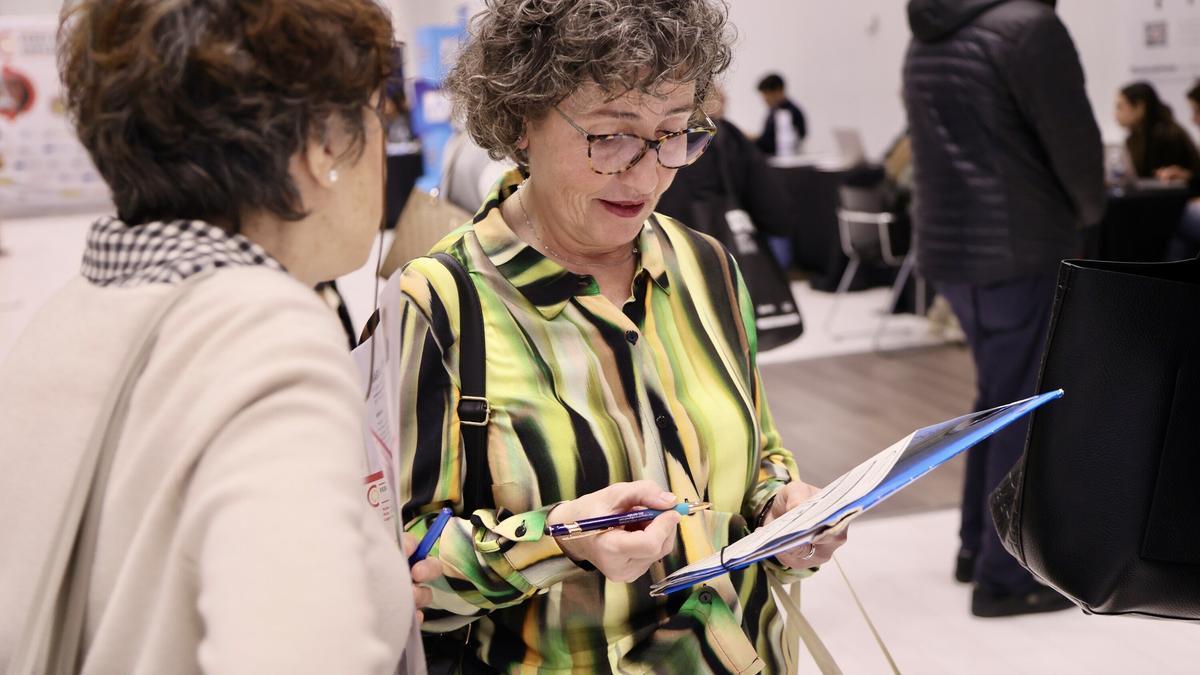 17 empresas buscan talento en la Feria de Empleo 45+ celebrada en el Palacio Europa