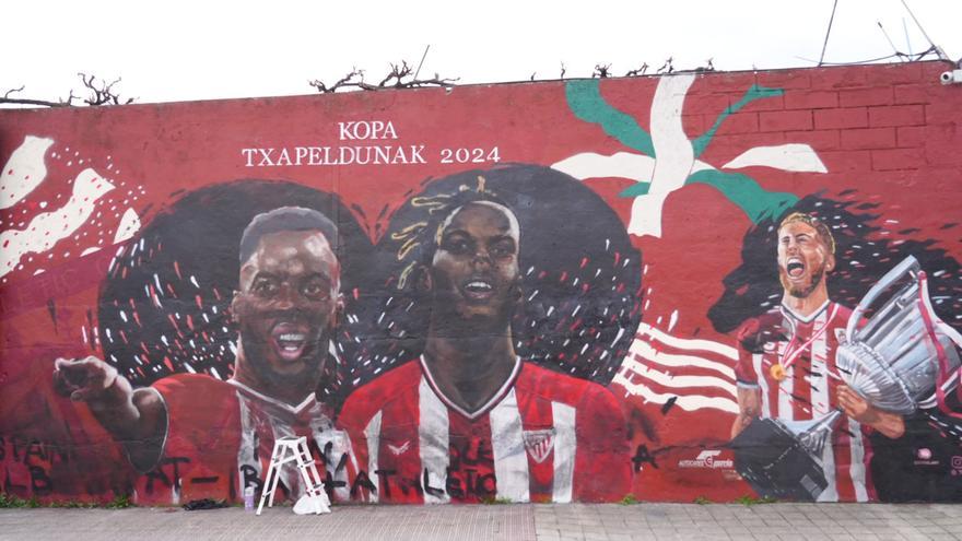 Nuevas pintadas contra Iñaki y Nico Williams en su mural de Barakaldo