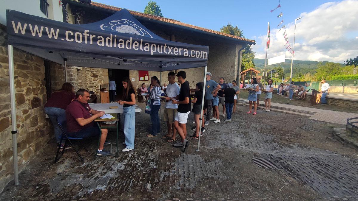 Cola para presentar tortillas al 50º concurso.