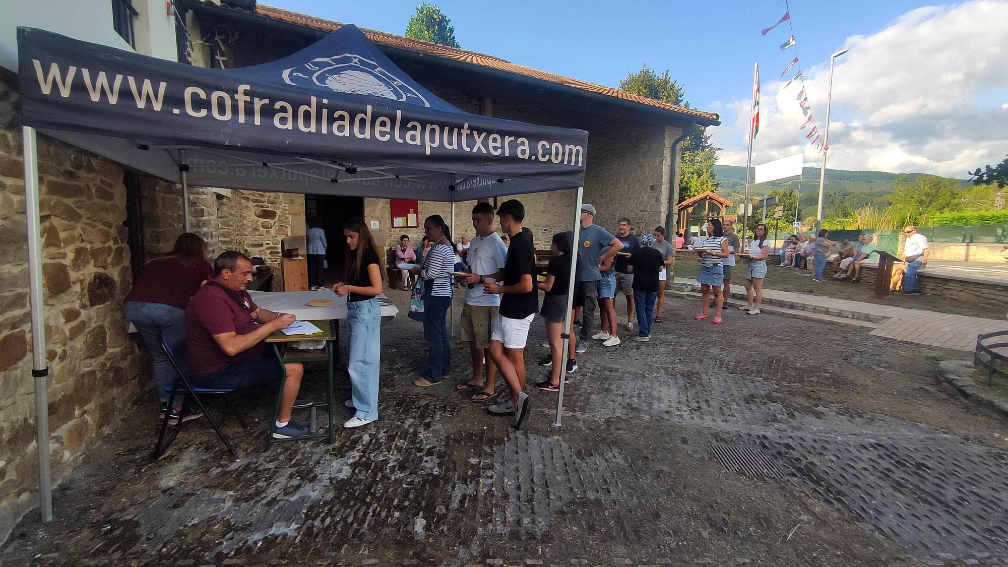 Cola para presentar tortillas al 50º concurso.