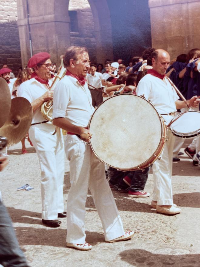 José Esparza tocando el bombo en fiestas de Lodosa.